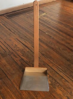 Long Handled Dust Pan